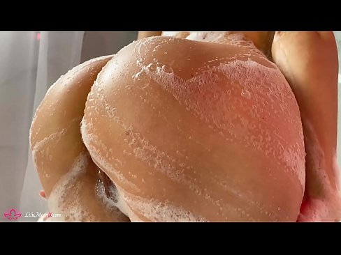 ❤️ Brunette Masturbates Pussy com Vibrador para Orgasmo Intenso no Chuveiro Porno em nós ❌❤