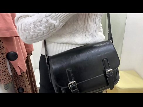 ❤️ Masturbação pública da jovem cadela FeralBerry com um dildo no provador Porno em nós ❌❤