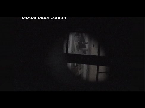 ❤️ Lourinho é secretamente filmado por um voyeur de bairro escondido atrás de tijolos ocos Porno em nós ❌❤